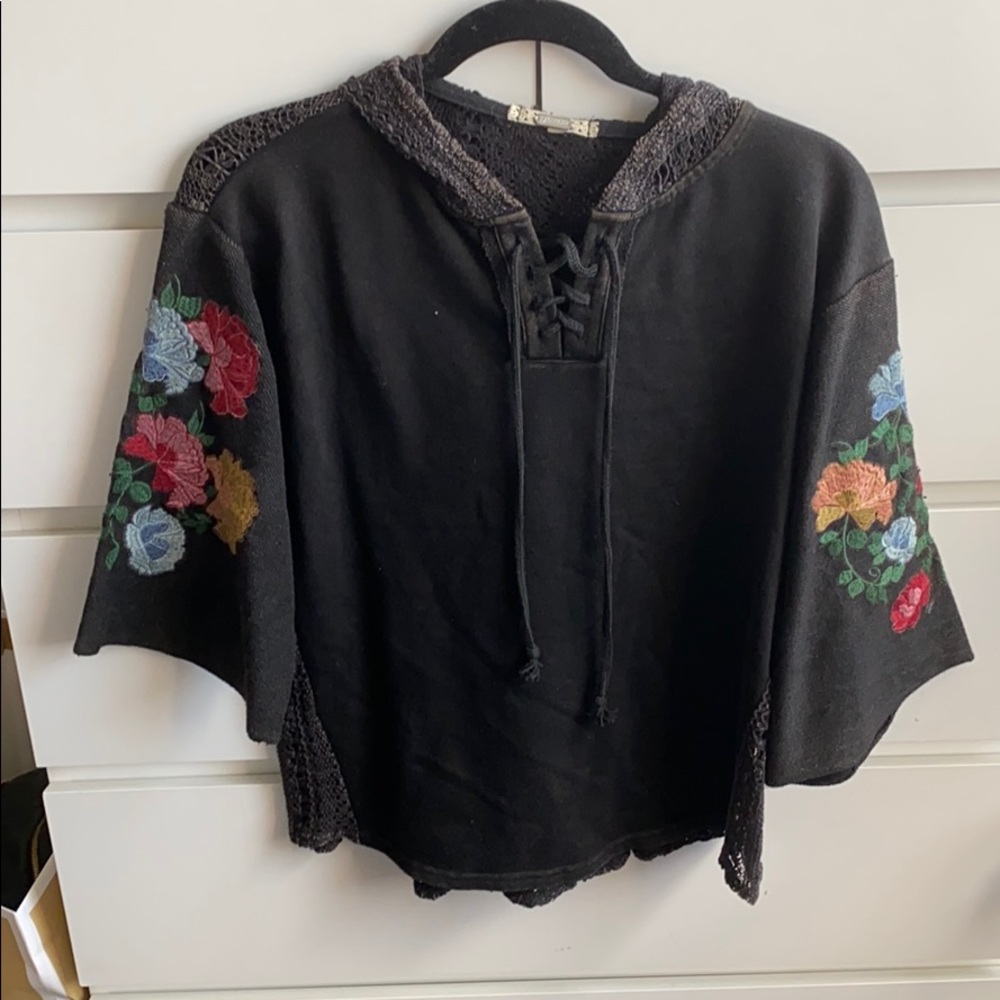 Small gimmicks short sleeve hood with crochet back